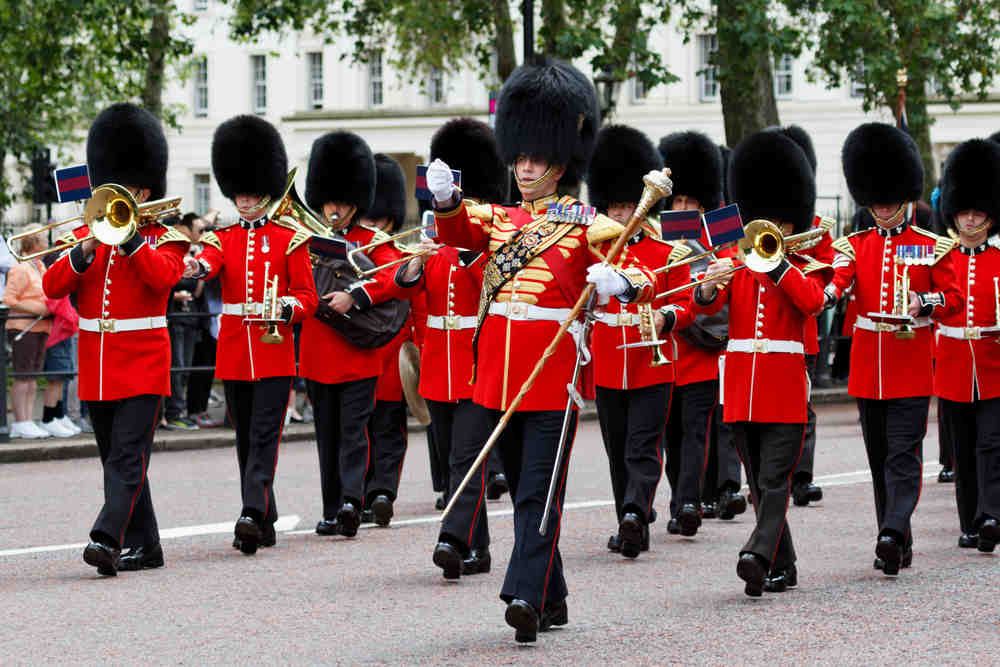 Do the Queen's Guards carry real guns?